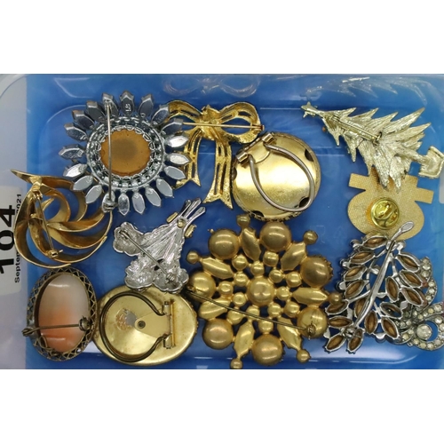 104 - Quantity of costume jewellery brooches. P&P Group 1 (£14+VAT for the first lot and £1+VAT for subseq... 