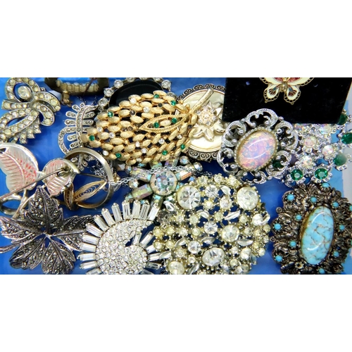 106 - Quantity of costume jewellery brooches. P&P Group 1 (£14+VAT for the first lot and £1+VAT for subseq... 