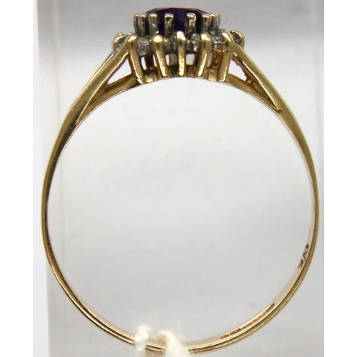 81 - 9ct gold stone set cluster ring, size Q, 1.7g. P&P Group 1 (£14+VAT for the first lot and £1+VAT for... 