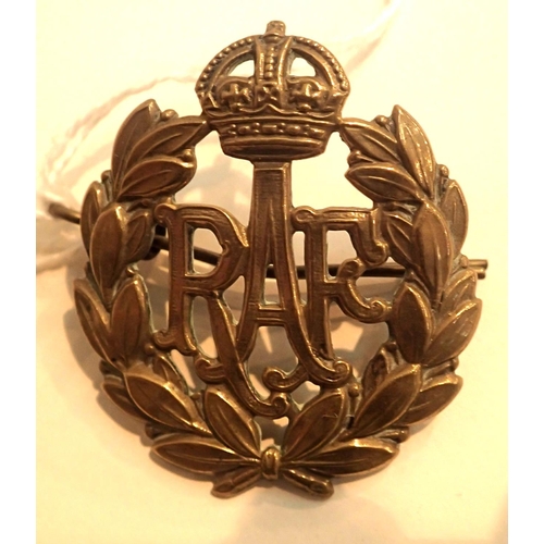 1074 - Vintage RAF brass cap badge. P&P Group 1 (£14+VAT for the first lot and £1+VAT for subsequent lots)