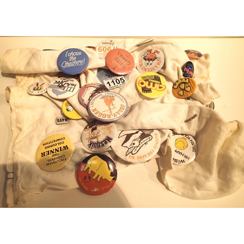 1105 - Selection of vintage metal badges to include Snoopy, etc. P&P Group 1 (£14+VAT for the first lot and... 