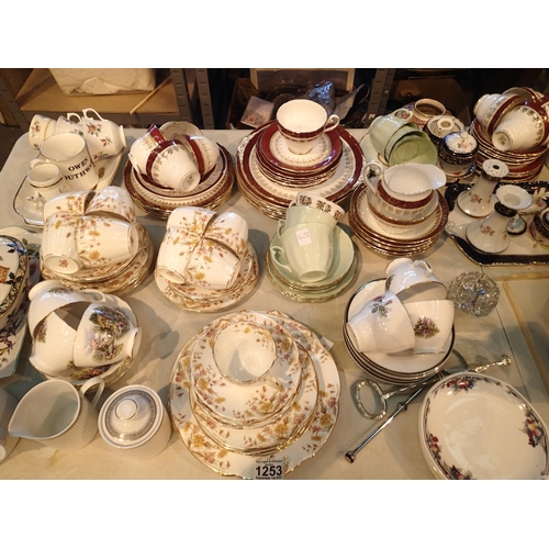 1253 - Part tea and dinner sets. Not available for in-house P&P, contact Paul O'Hea at Mailboxes on 01925 6... 