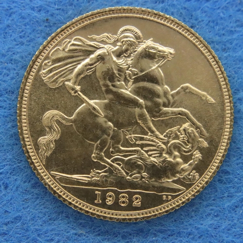 3199 - 1982 sovereign of Elizabeth II, our grade EF. P&P Group 1 (£14+VAT for the first lot and £1+VAT for ... 