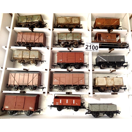 2100 - Fifteen OO scale wagons, various types and makes, mostly weathered in Warley storage box. P&P Group ... 