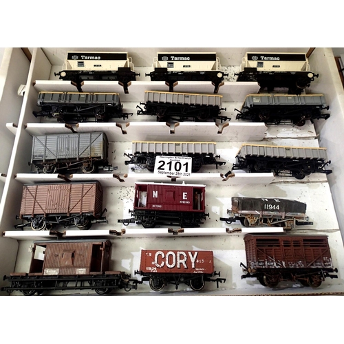 2101 - Fifteen OO scale wagons, various types and makes, mostly weathered in Warley storage box. P&P Group ... 