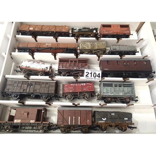 2104 - Fifteen OO scale wagons, various types and makes, mostly weathered in Warley storage box. P&P Group ... 