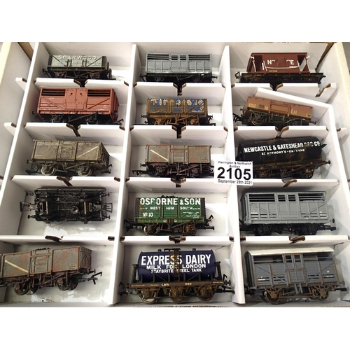 2105 - Fifteen OO scale wagons, various types and makes, mostly weathered in Warley storage box. P&P Group ... 