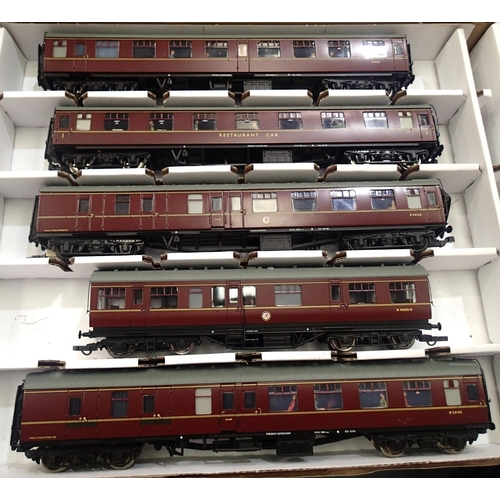 2110 - Five OO scale Bachmann BR Maroon coaches, in very good condition, Warley storage box. P&P Group 1 (£... 