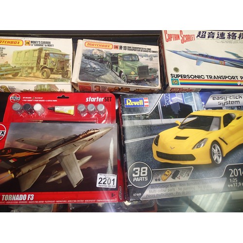 2201 - Mixed plastic kits including Airfix. P&P Group 2 (£18+VAT for the first lot and £3+VAT for subsequen... 