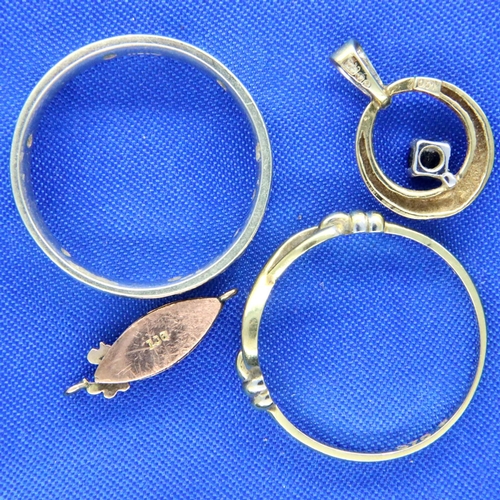 14A - Two 9ct gold dress rings, necklace clasp and a sapphire set pendant, combined 5.9g. P&P Group 1 (£14... 