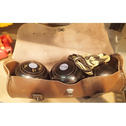 1060 - Leather cased set of bowls. Not available for in-house P&P, contact Paul O'Hea at Mailboxes on 01925... 