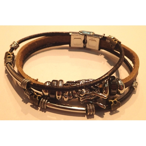 1077 - White metal para cord and leather gents dragon bracelet. P&P Group 1 (£14+VAT for the first lot and ... 