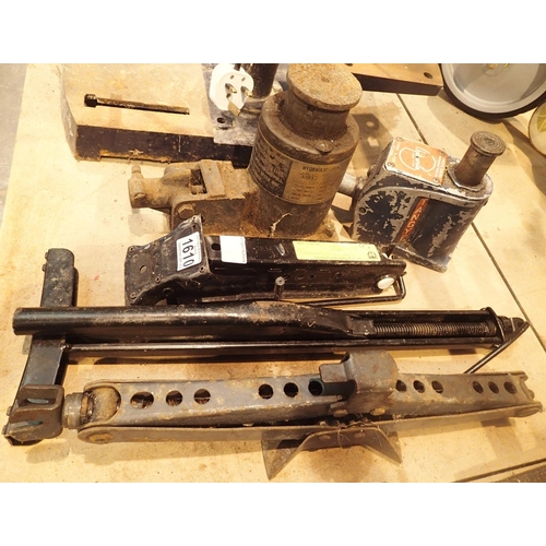 1610 - Five automobile car jacks and vintage bottle jack. Not available for in-house P&P, contact Paul O'He... 