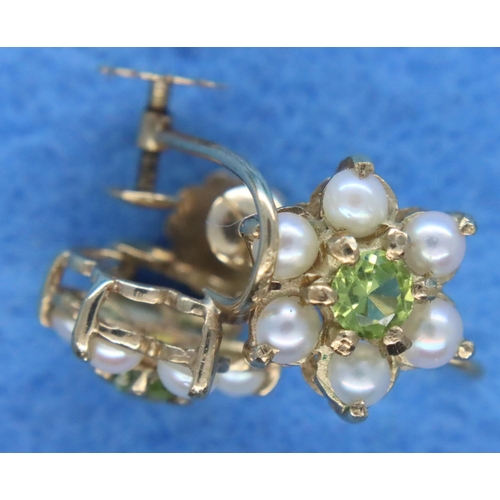 67 - Pair of 9ct gold pearl and peridot screw back earrings, 3.0g. P&P Group 1 (£14+VAT for the first lot... 