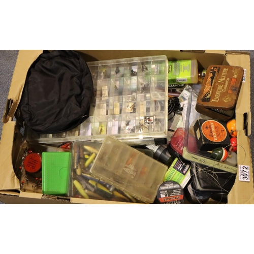 3072 - Box of mixed fishing tackle including floats. P&P Group 3 (£25+VAT for the first lot and £5+VAT for ... 