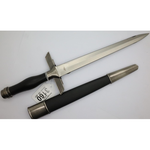 3160 - RLB; a contemporary officers parade dagger copy with scabbard. P&P Group 2 (£18+VAT for the first lo... 