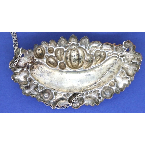 140 - Antique white metal Burgundy bottle label. P&P Group 1 (£14+VAT for the first lot and £1+VAT for sub... 