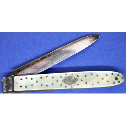 148 - Georgian silver blade mother of pearl folding fruit knife. P&P Group 1 (£14+VAT for the first lot an... 
