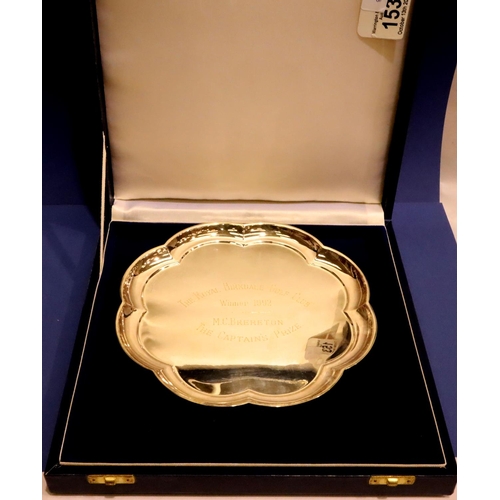 153 - Boxed hallmarked silver plate with 1992 inscription, D: 22 cm, 330g. P&P Group 1 (£14+VAT for the fi... 