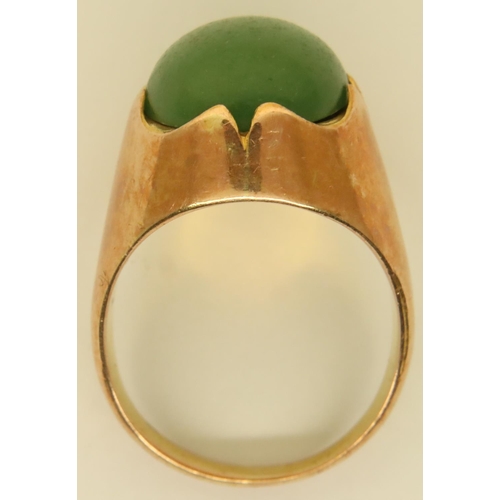 19 - 14ct yellow gold, green jade set ring, size O, 6.8g. P&P Group 1 (£14+VAT for the first lot and £1+V... 