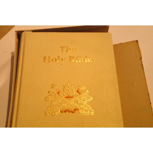 1122 - A boxed leatherbound Bible by The Caxton Publishing Company, printed 1958 with colour plates. P&P Gr... 