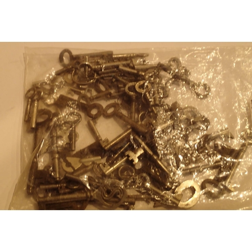 1124 - Box of mixed vintage keys. P&P Group 1 (£14+VAT for the first lot and £1+VAT for subsequent lots)
