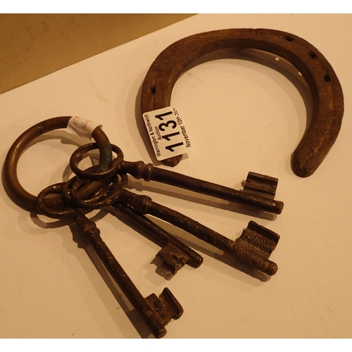 1131 - Four antique cast iron keys and a horseshoe. P&P Group 1 (£14+VAT for the first lot and £1+VAT for s... 