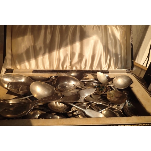 1136 - Mixed box of cutlery to include silver plate examples and caddy spoons. Not available for in-house P... 