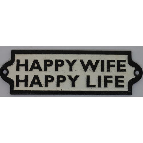 1115A - Happy Wife Happy Life cast iron sign, L: 18 cm. P&P Group 1 (£14+VAT for the first lot and £1+VAT fo... 