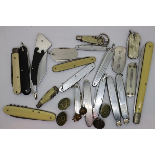 1133A - Collection of folding penknives and military buttons. P&P Group 2 (£18+VAT for the first lot and £3+... 