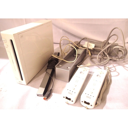 2170 - Wii console system to include hand controllers, power leads etc. P&P Group 2 (£18+VAT for the first ... 