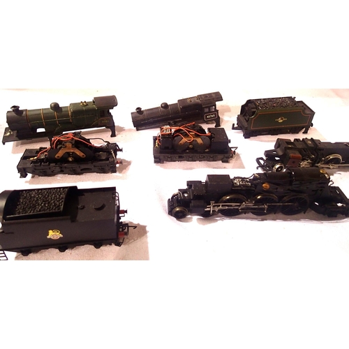 2075 - Selection of chassis, bodyshells, tenders, all from spares or repair. P&P Group 2 (£18+VAT for the f... 