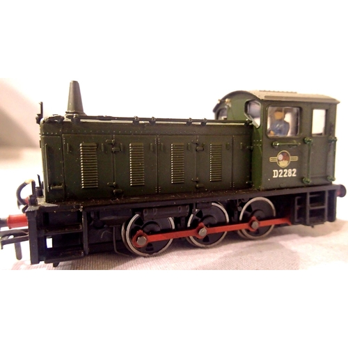 2081 - Bachmann 0.6.0. Diesel, Green, Late Crest, D2282, in excellent condition, unboxed. P&P Group 1 (£14+... 