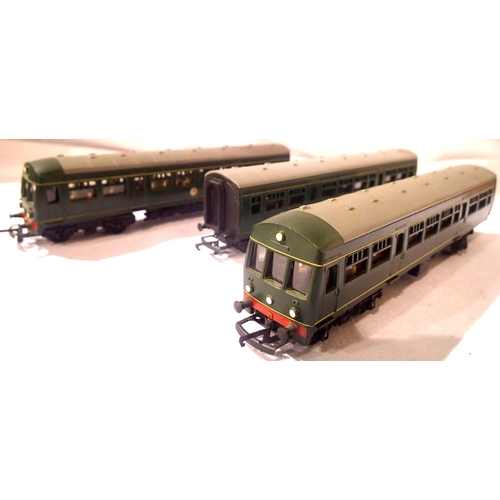 2084 - Triang three car D.M.U. Green, in very good condition, unboxed. P&P Group 1 (£14+VAT for the first l... 