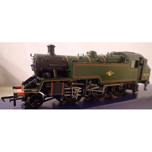 2090 - Bachmann 31-976A, standard 3MT Tank, 82030, Green, Late Crest, in excellent condition, box fair. P&P... 