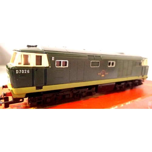 2094 - Hornby R758 Hymek Diesel, D7026, Green, Late Crest, in very good condition, painted roof, box fair, ... 