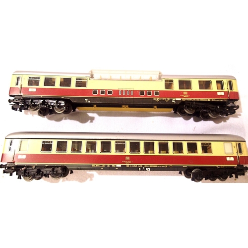 2106 - Two Marklin DB, Red/Cream coaches including observation coach, in good condition, H.O. scale, unboxe... 