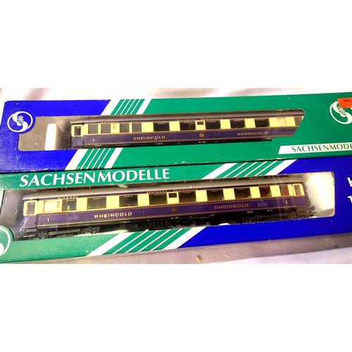 2108 - Two H.O. scale Sachsenmodelle Rheingold Purple/Cream coaches, in very good to excellent condition, b... 