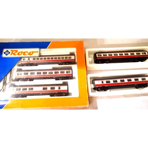 2110 - Roco H.O. scale 43016 Max Lieberman D.B. coaches, two extra unboxed coaches, five coupling bars, in ... 