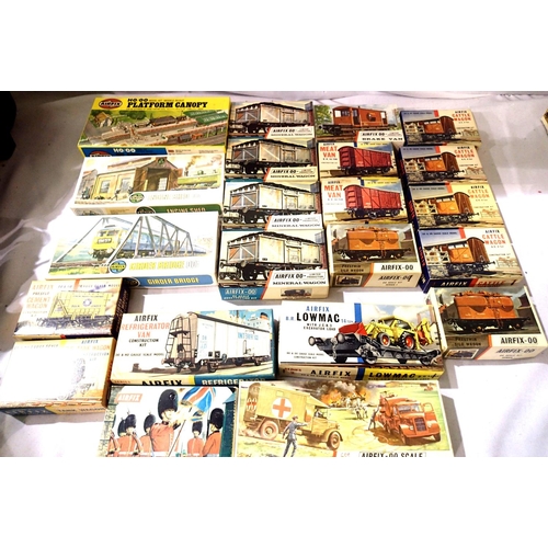 2132 - Twenty two Airfix OO scale plastic kit, mostly railway related, wagons, bridge, engine shed etc, app... 