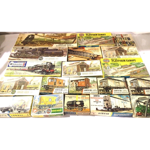 2135 - Nineteen Airfix OO scale railway related plastic kits, locomotives, wagons, accessories, appear comp... 