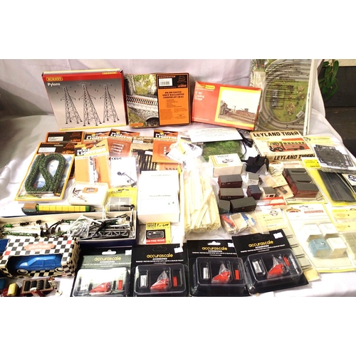 2137 - Selection of OO scale accessories including trackmat, ballast roll, pylons, fencing, vehicles, conta... 