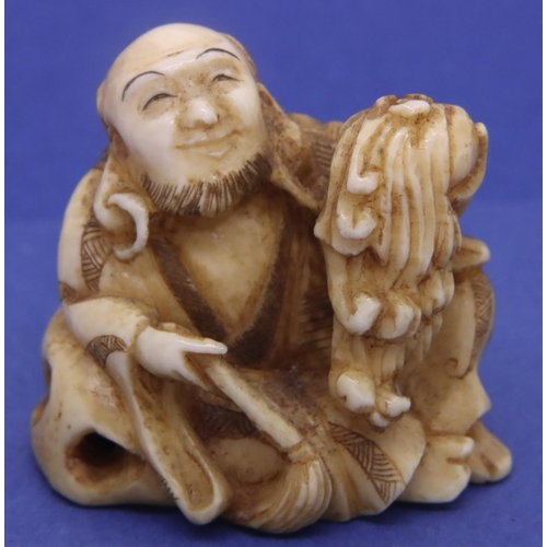 234 - Ivory carved netsuke in the form of a seated street vendor holding a fly whisk, H: 36 mm, signed to ... 