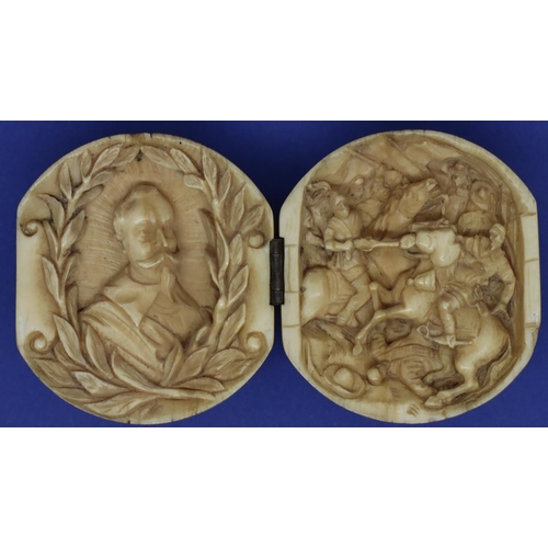 275 - Dieppe ivory hinged ball internally carved with a single bust and a battle scene, L: 60 mm (closed).... 
