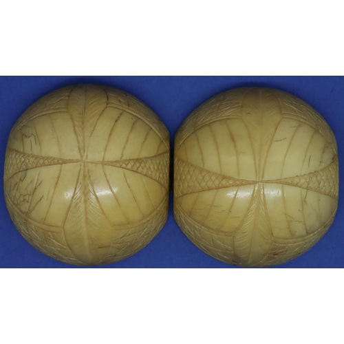 275 - Dieppe ivory hinged ball internally carved with a single bust and a battle scene, L: 60 mm (closed).... 