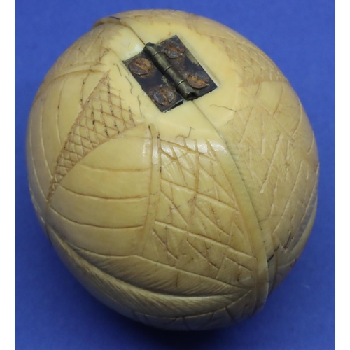 275 - Dieppe ivory hinged ball internally carved with a single bust and a battle scene, L: 60 mm (closed).... 