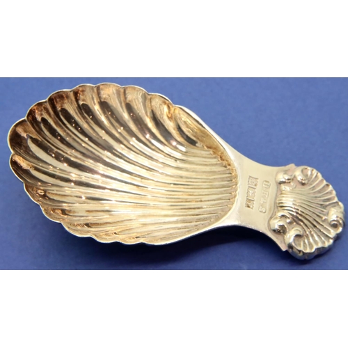 106 - Hallmarked silver caddy spoon with shell shaped handle, L: 8 cm, 21g. P&P Group 1 (£14+VAT for the f... 