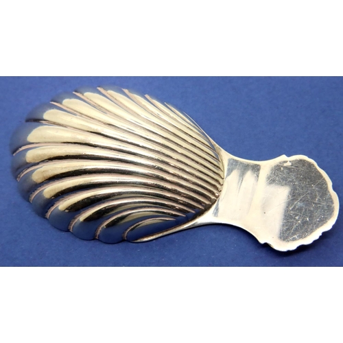 106 - Hallmarked silver caddy spoon with shell shaped handle, L: 8 cm, 21g. P&P Group 1 (£14+VAT for the f... 