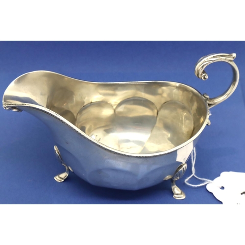 108 - Hallmarked silver sauce boat, 124g L: 15 cm. P&P Group 1 (£14+VAT for the first lot and £1+VAT for s... 