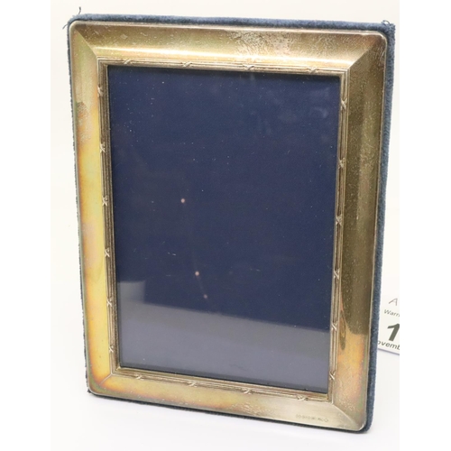 112 - Silver photograph frame, stamped 925. P&P Group 1 (£14+VAT for the first lot and £1+VAT for subseque... 